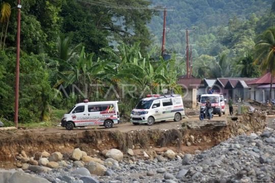 Jalan darurat kembali dibuka di Batu Busuk di Padang