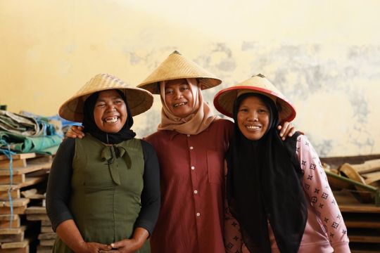 Di balik peran yang dijalani setiap hari, ibu-ibu Mekaar menguatkan keluarga