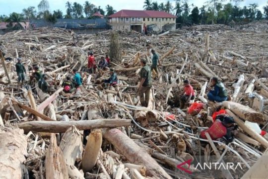 BNPB: TNI-Polri dan petugas kerja 20 jam per hari pulihkan Sumatera