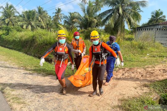 Evakuasi remaja tenggelam di Muara Sungai Kurau