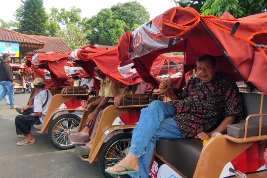 280 pengemudi becak di Kabupaten Banyumas terima bantuan becak listrik