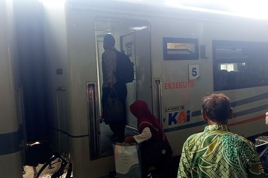 Kereta api masih jadi pilihan utama warga di libur akhir tahun