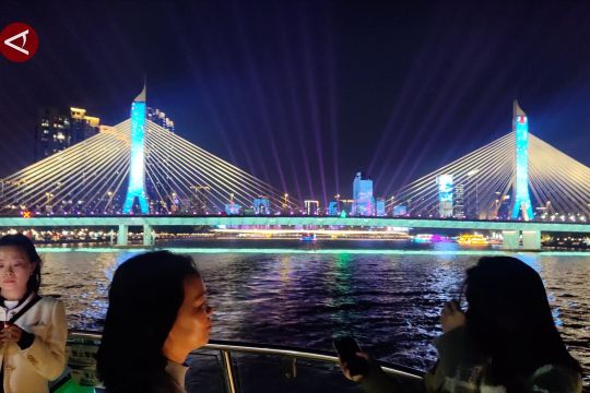 Melihat sisi futuristik Guangzhou pada malam hari dari Sungai Mutiara