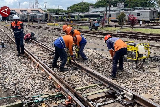 Pemeriksaan jalur rel KAI Daop 8 Surabaya ditingkatkan jelang nataru