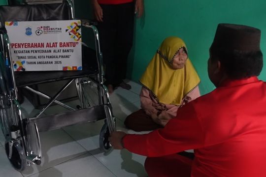 Pemkot Pangkalpinang salurkan bantuan alkes kepada puluhan lansia