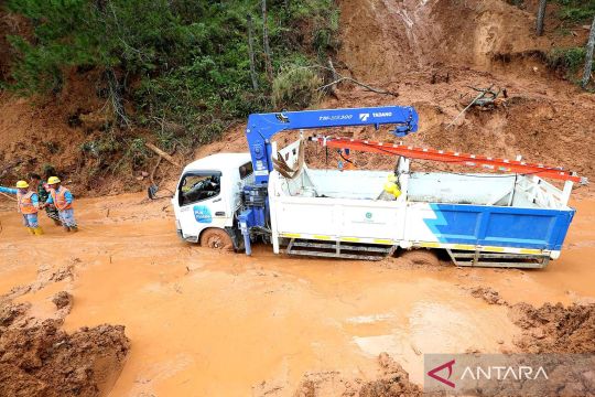 Relawan PLN pulihkan instalasi listrik di 15 masjid terdampak di Aceh