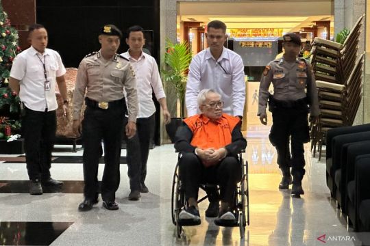 KPK tahan Chrisna Damayanto, berkursi roda dan segera dibawa ke rutan