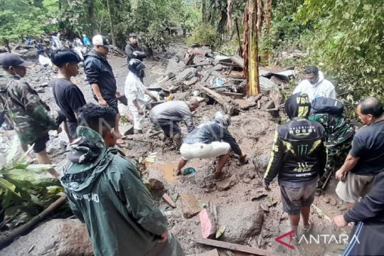 Banjir bandang terjadi di Kepulauan Sitaro, warga cari korban hilang