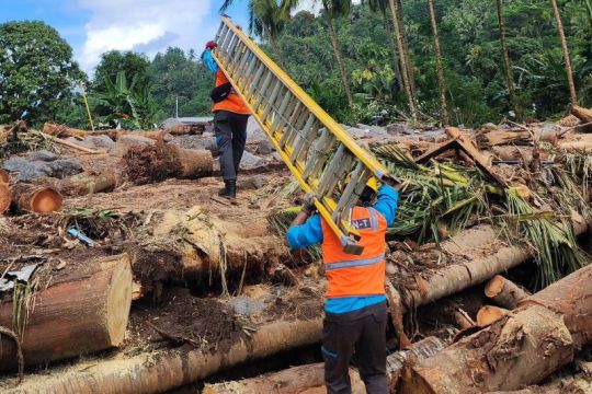 PLN pulihkan suplai listrik di Pulau Siau-Sulut pascabanjir bandang&nbsp;