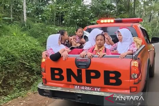 Jalan terputus longsor, BPBD Temanggung antar-jemput siswa ke sekolah