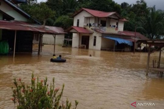 Warga Halmahera Utara mengungsi mandiri pascabanjir