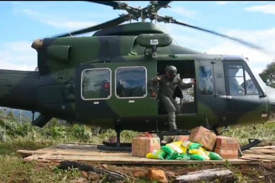 TNI gunakan heli salurkan logistik wilayah terisolasi di desa Tapteng