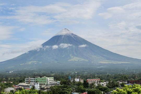 Semburan lava setinggi 100 meter terlihat di gunung berapi Mayon