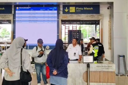 KAI Cirebon sediakan layanan pindah moda bagi penumpang imbas banjir