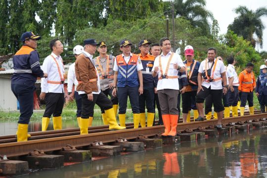 Menhub dan Dirut KAI tinjau jalur terdampak banjir di Pekalongan