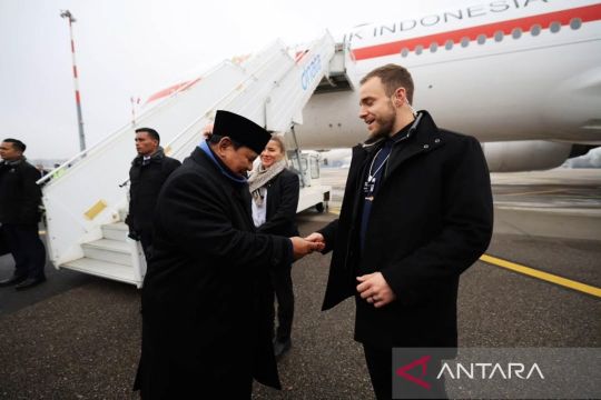 Momen Prabowo berikan koin Kepresidenan ke pengawal usai agenda WEF