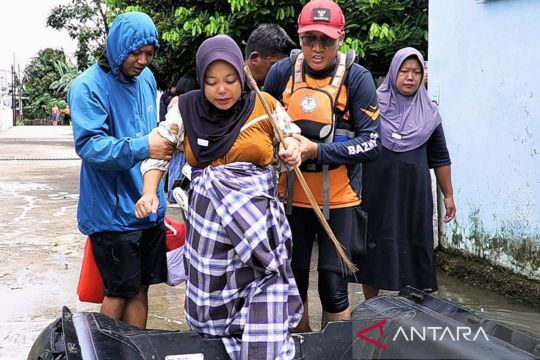 Baznas lakukan evakuasi terhadap ibu hamil terjebak banjir di Karawang