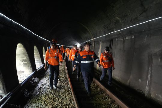 KAI cek kelayakan rel Malang-Wlingi persiapkan Angkutan Lebaran 2026