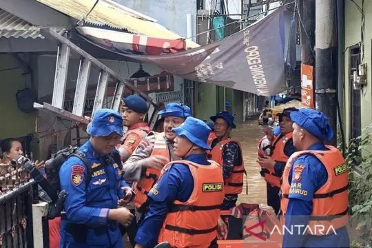 Polisi bantu evakuasi warga terdampak banjir di Kebon Pala
