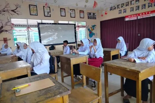 Siswa SDN 05 Kayu Pasak Agam kembali belajar di kelas pascabencana
