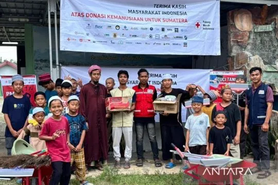 PMI Langkat salurkan bantuan paket Al Quran ke pesantren pascabencana