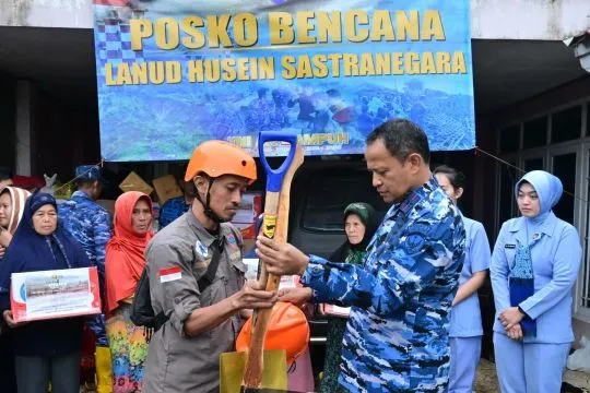 TNI AU salurkan bantuan bagi korban longsor Cisarua