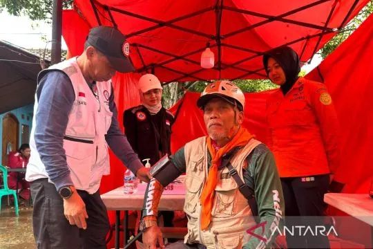 Basarnas beri vaksin petugas pencari korban longsor Cisarua