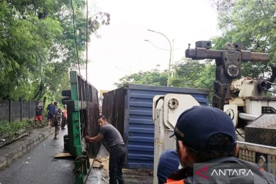 Sudinhub Jakut evakuasi truk terguling di Cilincing