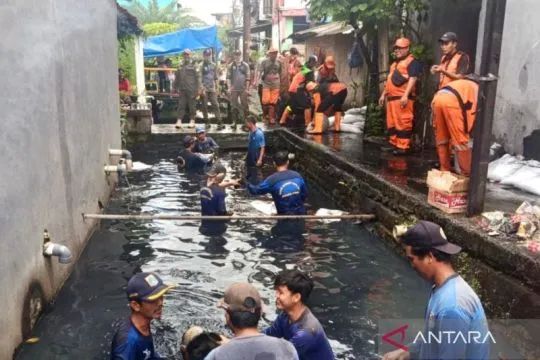 Cegah banjir, Pemkot Jakut angkut seribu karung lumpur di Kali Betik