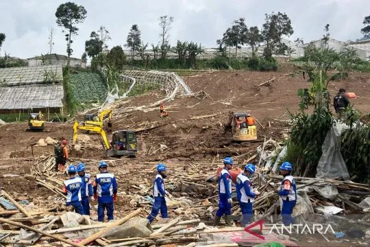 Pencarian korban longsor Bandung Barat diperluas dengan 18 alat berat
