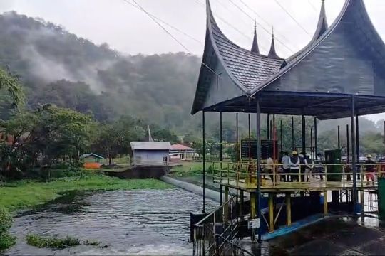 PLTA Maninjau buka pintu bendungan antisipasi rumah terendam air danau