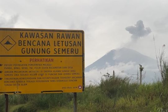 Gunung Semeru kembali luncurkan awan panas sejauh 5 Km