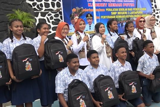 974 paket dari Seruni Kabinet Merah Putih untuk pelajar Jayapura
