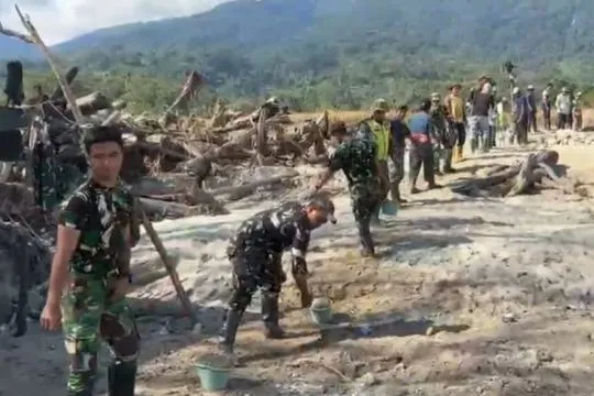 TNI dan warga sinergi perbaiki jembatan di Aceh