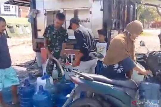 TNI distribusikan air bersih ke wilayah terdampak banjir di Aceh