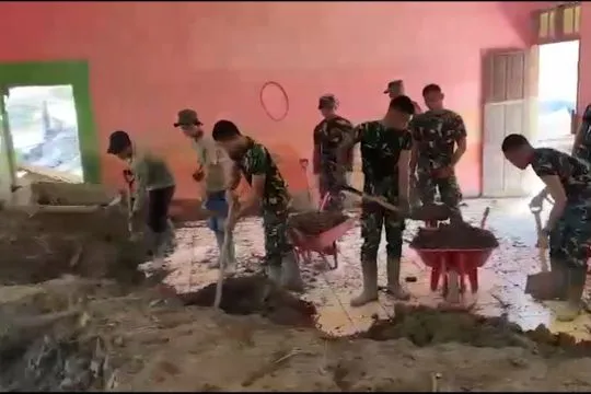 Warga dan TNI bangun masjid darurat di Tetingi Aceh