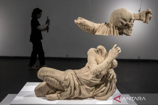 Melihat karya seni rupa unik dalam pameran Of The Unknown Creatures