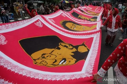 Semarak parade batik bergambar wajah presiden