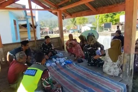 TNI jemput bola cek kesehatan warga terdampak bencana di Aceh