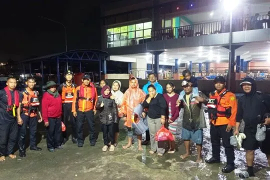 SAR Balikpapan selamatkan 12 pemancing terjebak cuaca buruk di laut