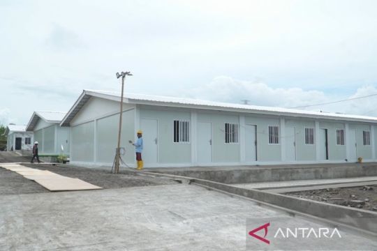 Mengetuk pintu dari rumah ke rumah sambil menunggu Huntara