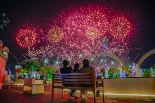 Kembang Api Liuyang Hiasi Langit Malam Abu Dhabi