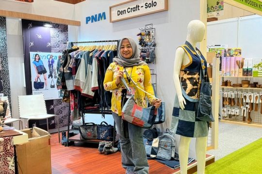 Dari jeans bekas ke pameran nasional, perjalanan Erna merajut asa bersama PNM Mekaar