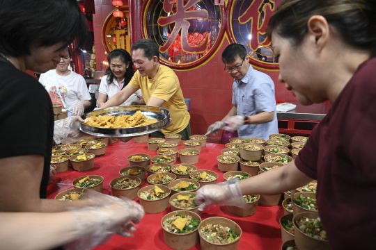 Kelenteng Dharma Bhakti bagikan makanan gratis untuk berbuka puasa
