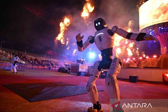 Robot humanoid unjuk gigi dalam pertunjukan bertema mitologi di Provinsi Shandong
