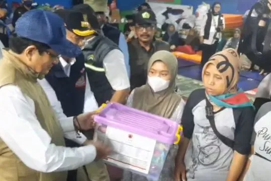 Silaturahmi dengan penyintas longsor Cisarua, Menag serahkan bantuan