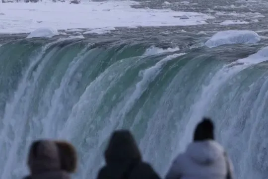 Air terjun Niagara membeku, wisatawan terpukau saksikan kristal es