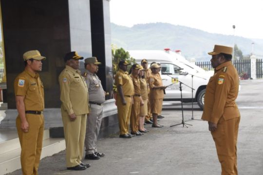 Pemkab serahkan ambulans untuk dua puskesmas di Puncak Jaya