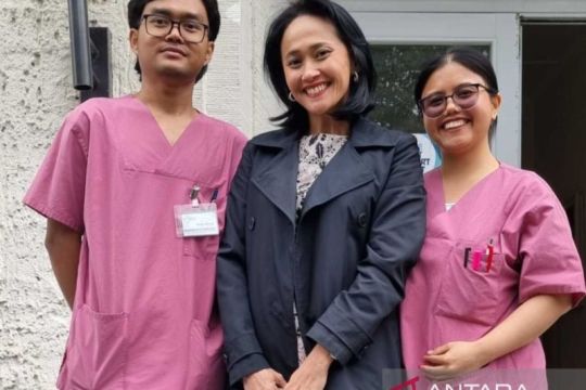 Wamen Christina Aryani lepas 29 perawat pekerja migran ke Jerman