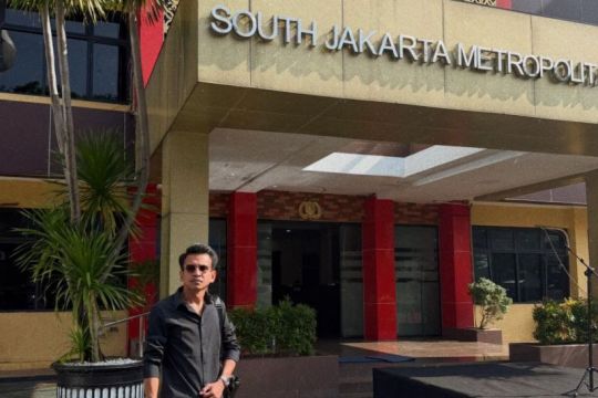 Adam Deni datangi Polres Jaksel untuk serahkan bukti kasus Skyholic888